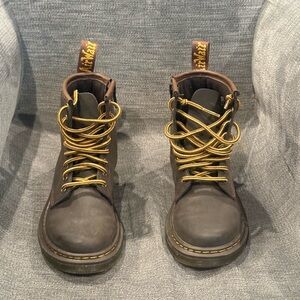 Dr Marten’s Brown Leather Toddler Boots with Yellow & Black Laces🔥